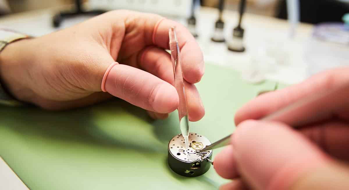 relojero con un reloj cuarzo